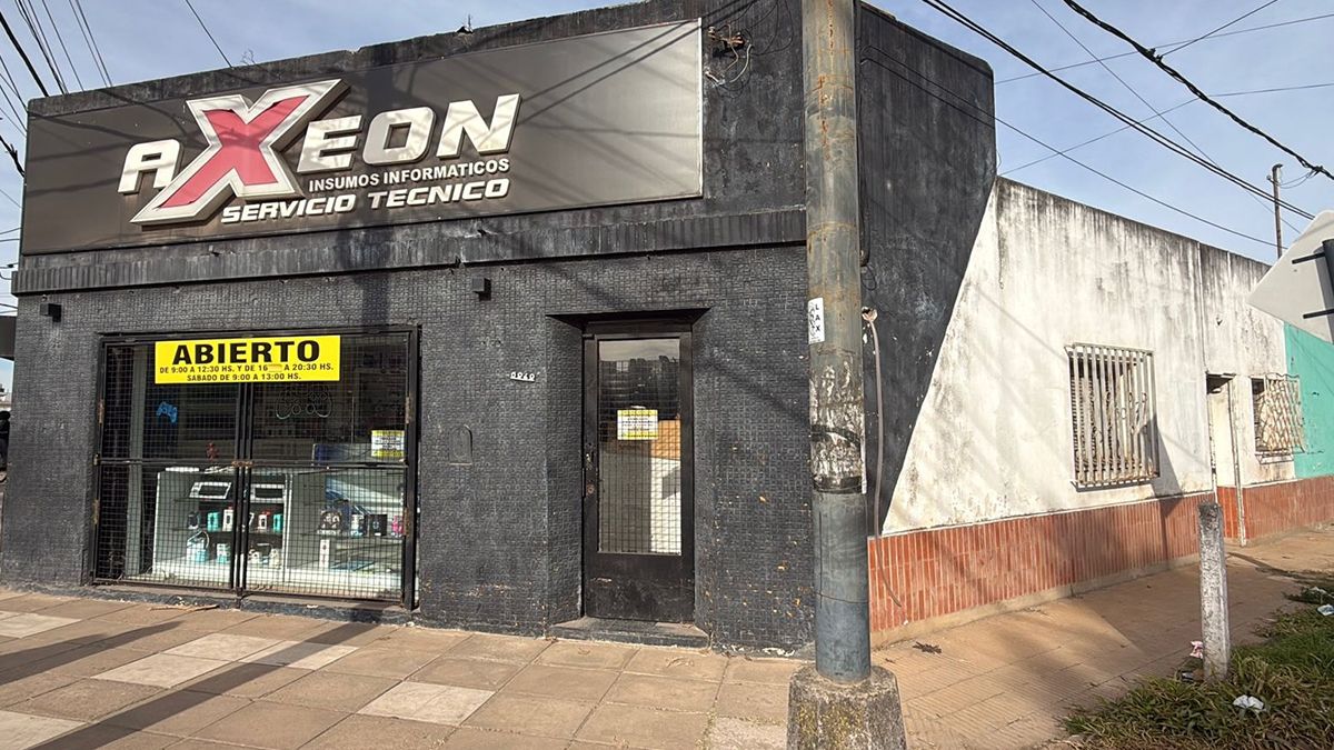 Los ladrones entraron por una casa lindera al local de insumos informáticos. Los ladrones entraron por una casa lindera al local de insumos informáticos.