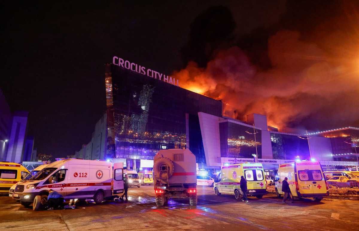El humo del fuego se eleva sobre la sala de conciertos Crocus City Hall en llamas luego de un tiroteo