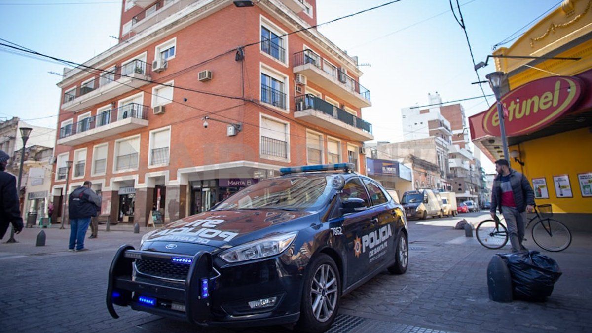 Policías e investigadores cómo ingresaron los delincuentes al edificio.&nbsp;