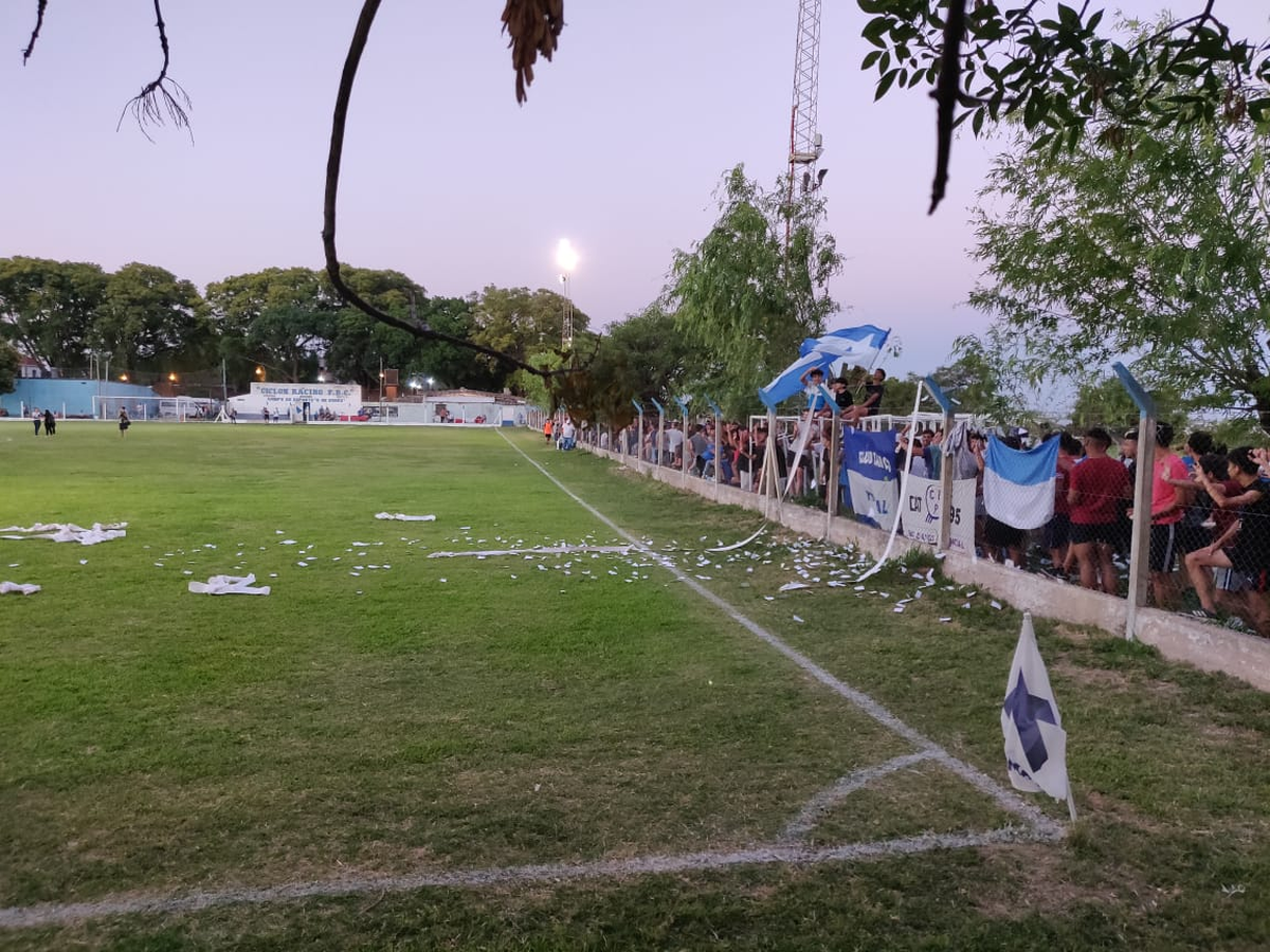 M&aacute;s de 1500 personas se hicieron presentes en cancha de Cicl&oacute;n Racing para observar el duelo desempate por el primer ascenso a la Liga Santafesina. Foto: Andr&eacute;s Yossen