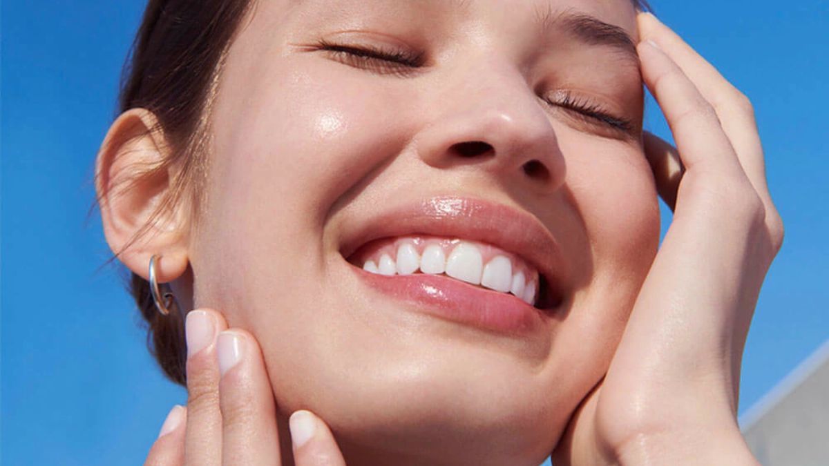 La vitamina C funciona como un potente antioxidante para proteger el rostro de los cambios de temperatura.