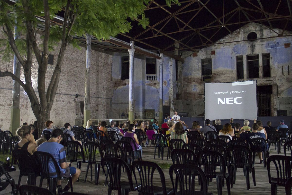 Cine bajo las estrellas en el Mercado Progreso: todos los miércoles de enero habrá funciones gratuitas con películas nacionales e internacionales