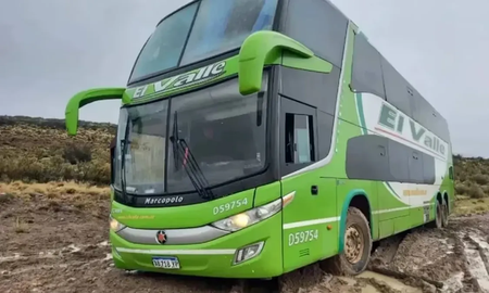 Chubut: un colectivo quedó varado y el chofer caminó 20 kilómetros para pedir ayuda Chubut: un colectivo quedó varado y el chofer caminó 20 kilómetros para pedir ayuda