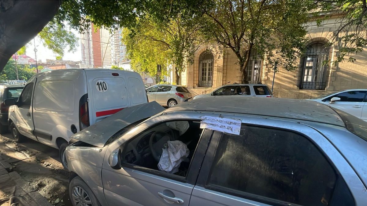 El aumento de vehículos estacionados frente a la Comisaría tercera preocupa a los vecinos de Candioti sur.