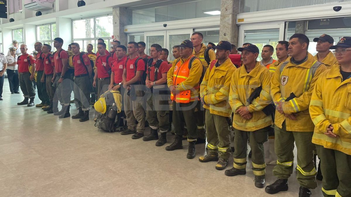 Los brigadistas santafesinos fueron recibidos por autoridades gubernamentales en el aeropuerto de Sauce Viejo.