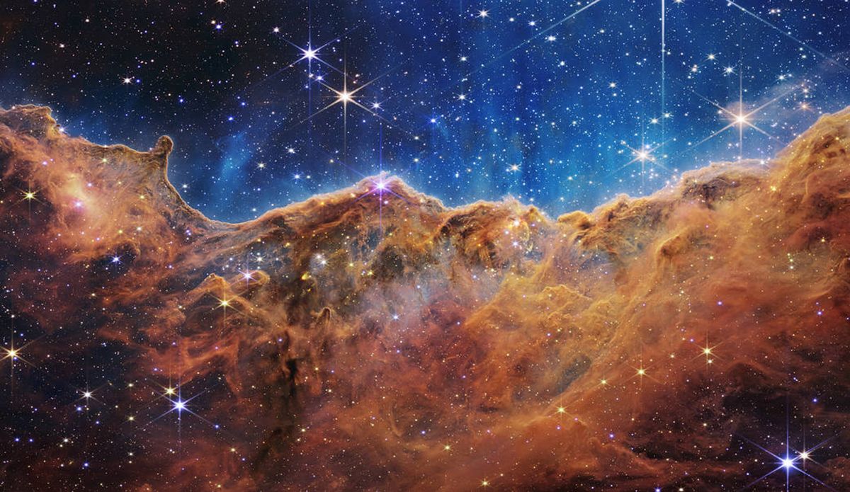 Imagen de la Nebulosa Carina capturada en luz infrarroja por el James Webb.