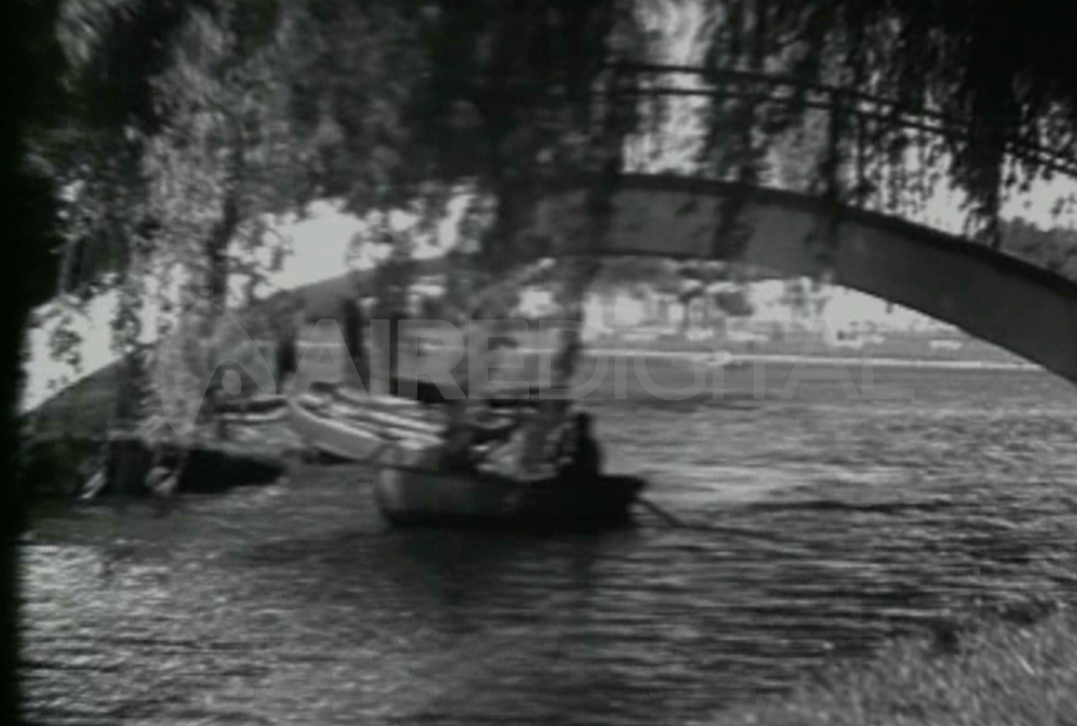 Los santafesinos disfrutaban remando en el lago artificial del Parque Garay. Los santafesinos disfrutaban remando en el lago artificial del Parque Garay.