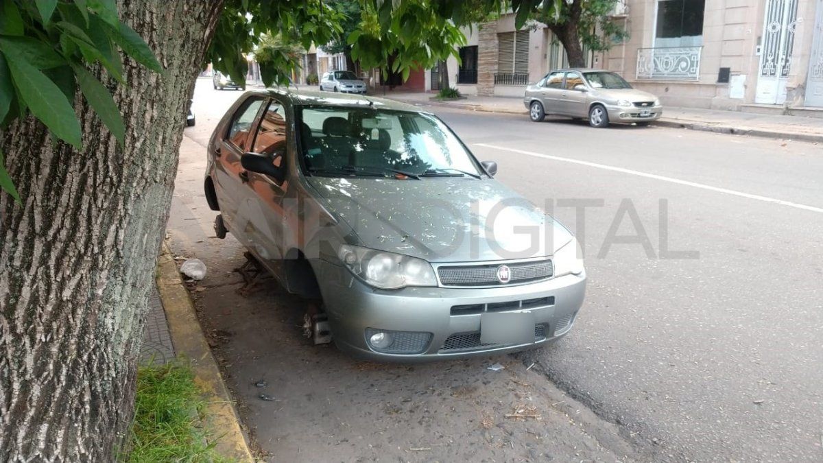 Así quedó el coche Fiat Palio estacionado en Marcial Candioti e Ituzaingó.&nbsp;