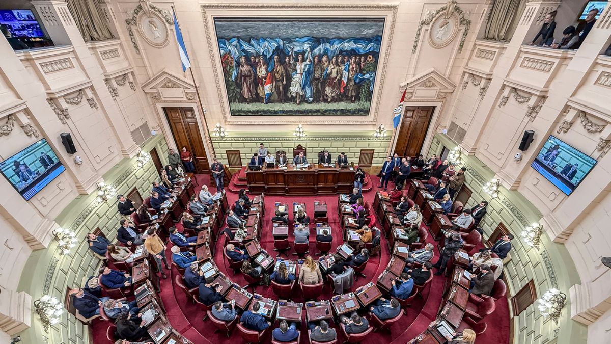 A partir de las 12.320 y en el recinto de la Cámara de Diputados de Santa fe se reúne la comisión Redactora