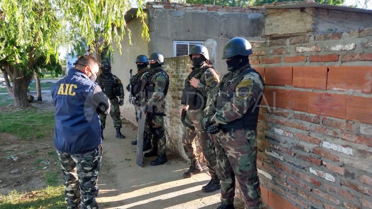 Trabaja el personal de la Agencia de Investigación Criminal con la colaboración del Grupo de Operaciones Especiales y la Brigada Operativa N°1 Antinarcóticos