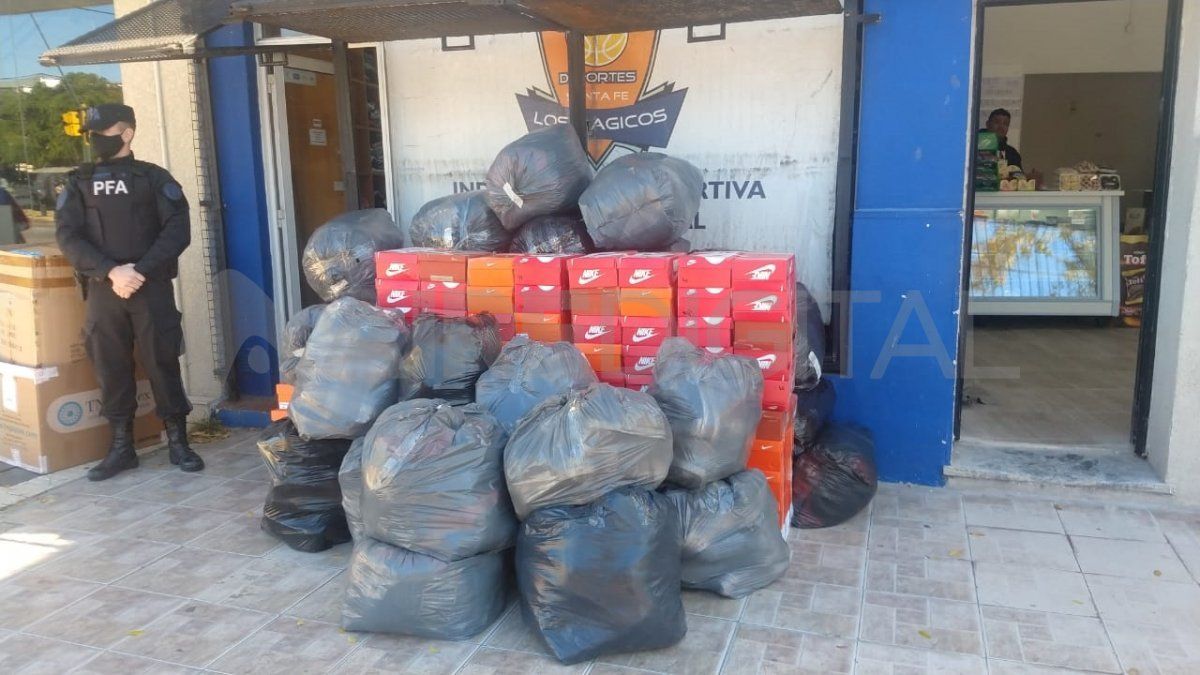 Uno de los lotes indumentaria que fue secuestrada por la PFA.&nbsp;