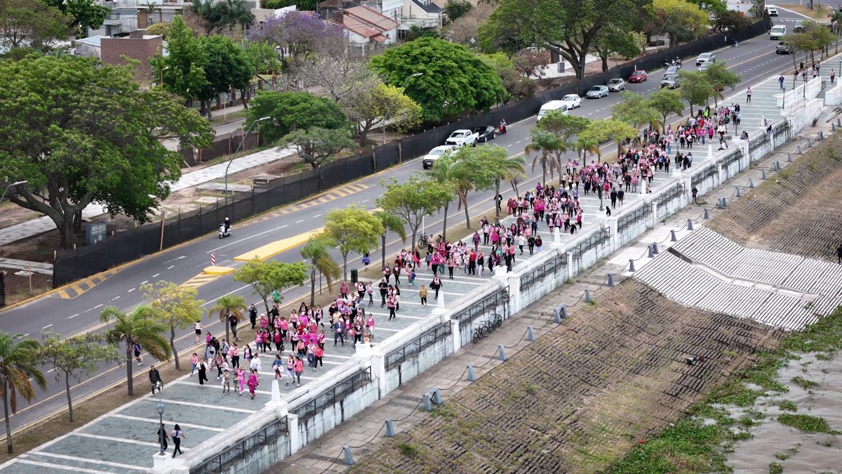 La Caminata Rosa de este año no solo fue un evento de visibilidad y concientización sobre el cáncer de mama, sino también un homenaje a Mónica Tempo, una mujer que sigue inspirando a todos los que la conocieron. La Caminata Rosa de este año no solo fue un evento de visibilidad y concientización sobre el cáncer de mama, sino también un homenaje a Mónica Tempo, una mujer que sigue inspirando a todos los que la conocieron.