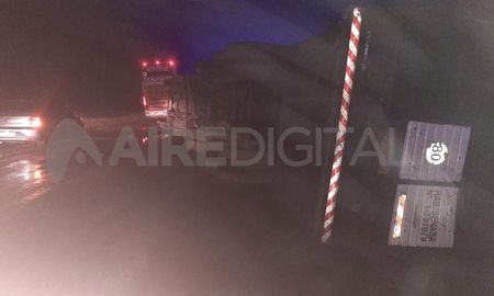 Volcó un camión lleno de vacas en la ruta 11 a la altura de Calchaquí. Volcó un camión lleno de vacas en la ruta 11 a la altura de Calchaquí.