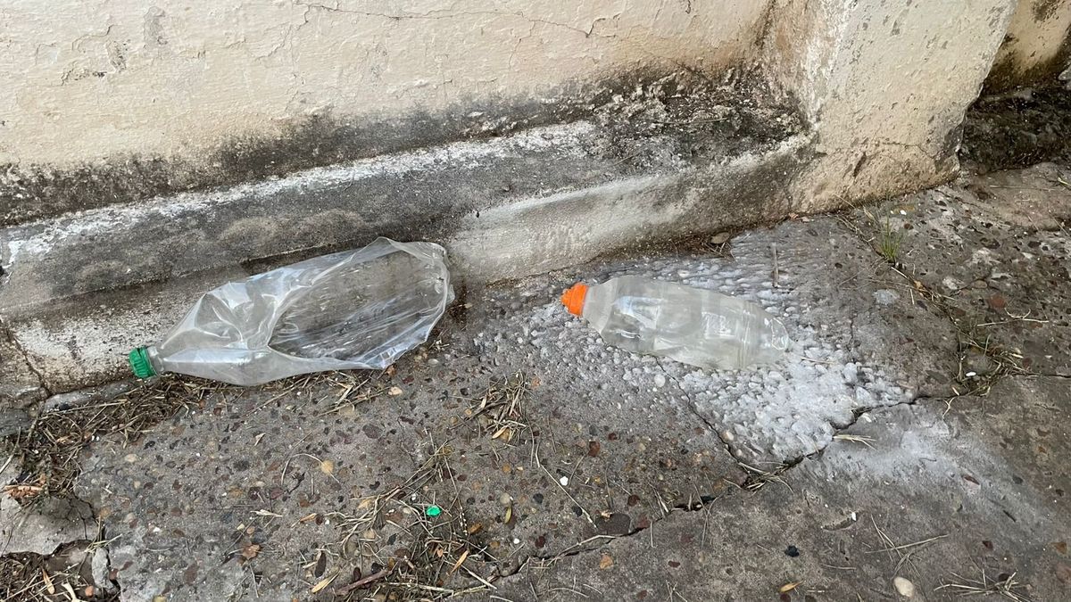 Las botellas contenían un líquido que generaban explosiones. Las botellas contenían un líquido que generaban explosiones.