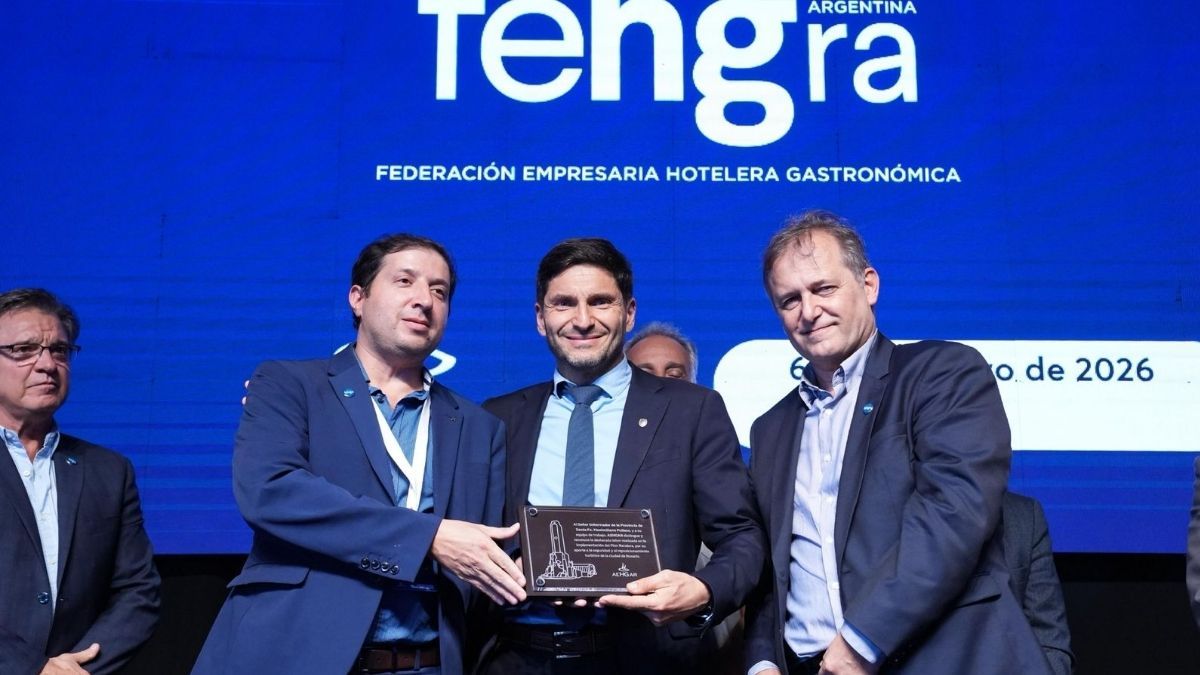 La distinción fue entregada en el marco de la reunión número 240 del Consejo Directivo de Fehgra, realizada en la ciudad de Rosario La distinción fue entregada en el marco de la reunión número 240 del Consejo Directivo de Fehgra, realizada en la ciudad de Rosario