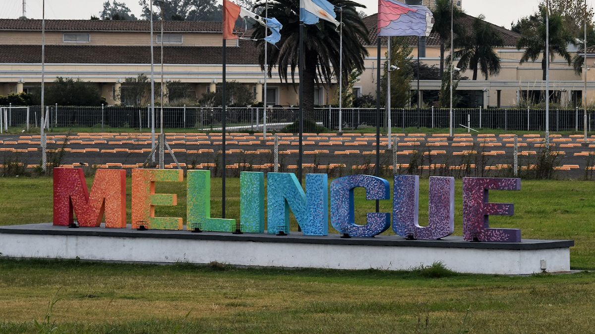 Melincué es la ciudad cabecera del departamento General López y está a 300 kilómetros de la ciudad de Santa Fe.&nbsp;