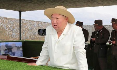 Kim Jong mira un ejercicio militar en octubre pasado Kim Jong mira un ejercicio militar en octubre pasado