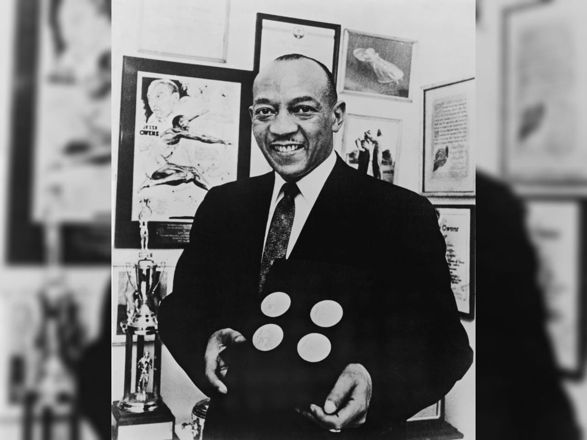 Jesse Owens con las cuatro medallas de oro que conquistó en los Juegos Olímpicos de Berlín 1936. Las pruebas que ganó en Alemania fueron la de los 100, 200 y posta 4 x 100 metros llanos, y salto en largo.