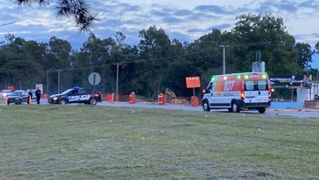 El accidente genera complicaciones en el tránsito, donde los conductores deben desviarse.