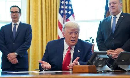 Los periodistas en la Casa Blanca fueron llevados a la Oficina Oval, donde Trump estaba hablando por teléfono con líderes de Sudán e Israel. Los periodistas en la Casa Blanca fueron llevados a la Oficina Oval, donde Trump estaba hablando por teléfono con líderes de Sudán e Israel.