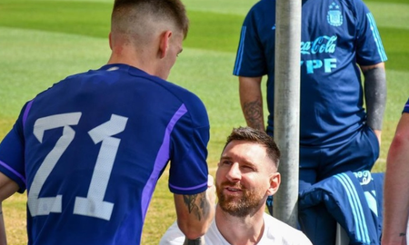 Kevin Zenón junto a Lionel Messi, en el amistoso de la Sub-23 ante Bolivia en el predio de AFA. Kevin Zenón junto a Lionel Messi, en el amistoso de la Sub-23 ante Bolivia en el predio de AFA.