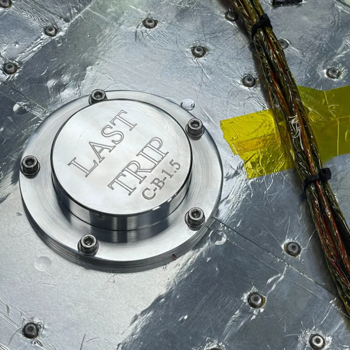 El módulo en el que viajaron las cenizas y los archivos digitales con los restos de seis personas fallecidas al espacio.