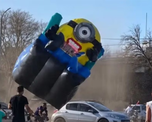 El video viral del inflable que salió volando en Cruz del Eje.