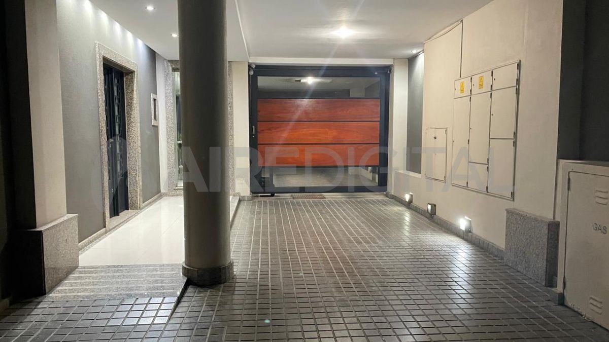 Los rompeportones contraatacan: esta vez, lo hicieron en un edificio céntrico de la ciudad de Santa Fe