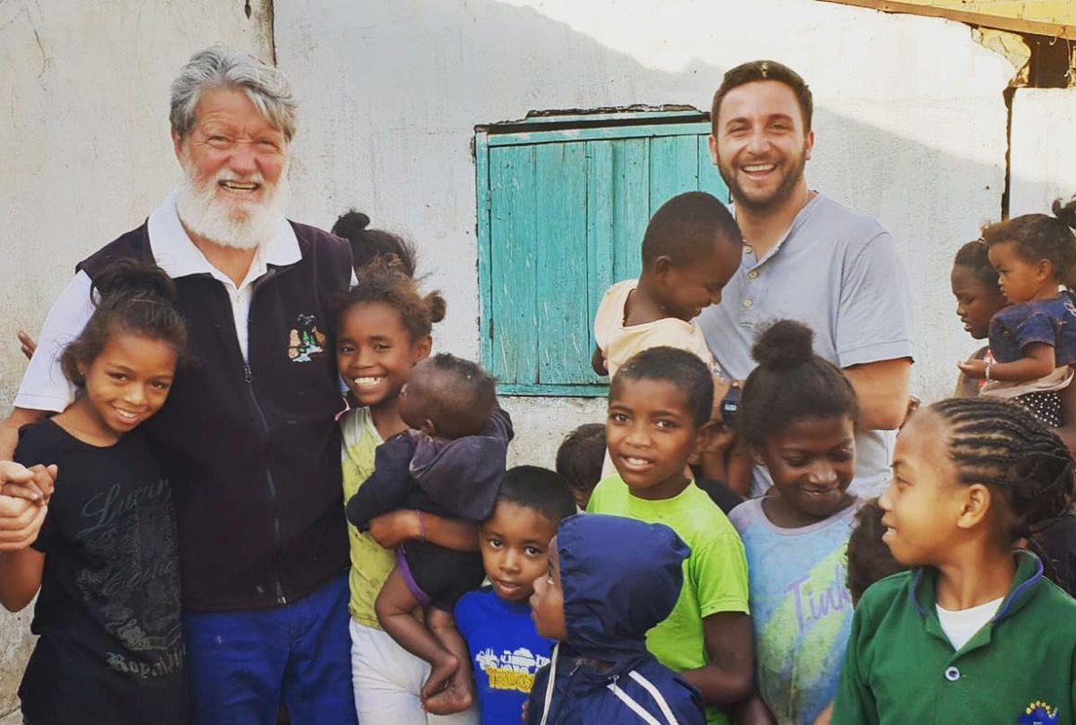 Gastón Vigo Gasparotti junto al padre Pedro Opeka.
