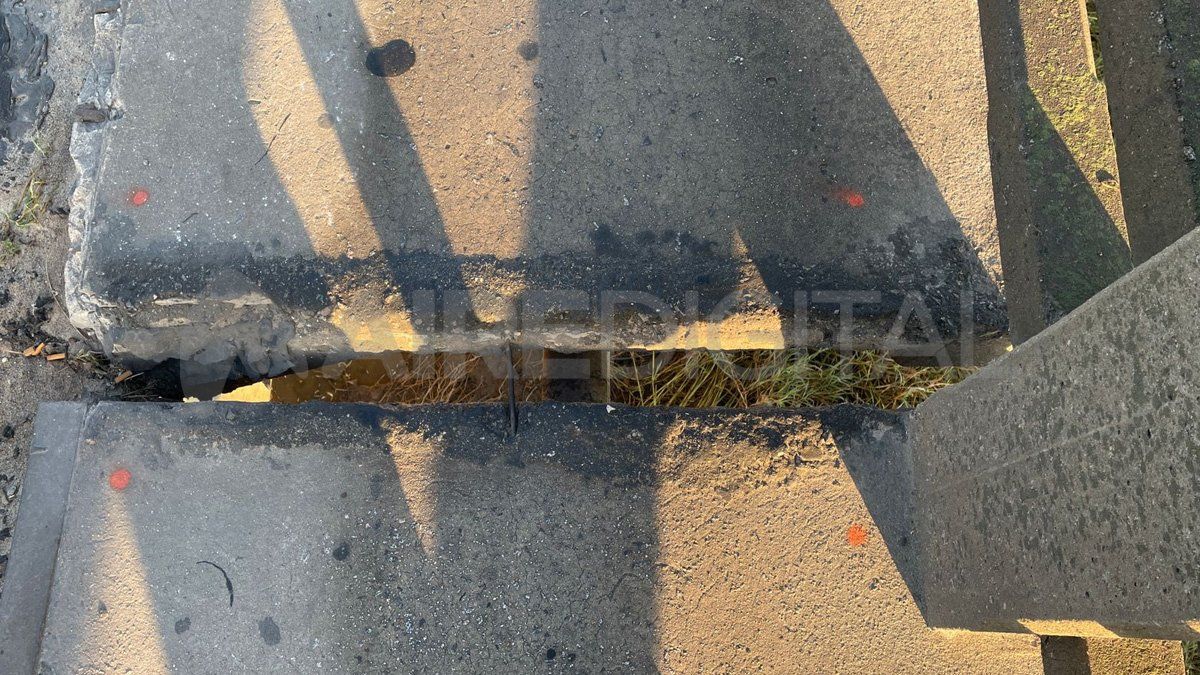 Así se ve la grieta en el paso peatonal del Puente Carretero.