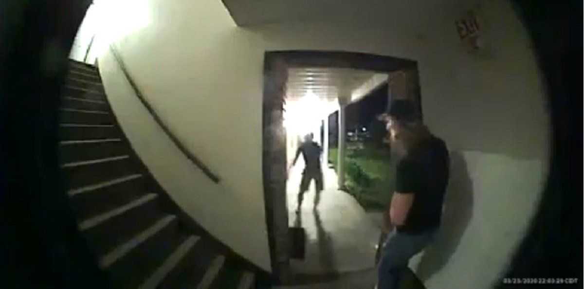 Video: en plena pandemia, lamió el timbre de una casa y el dueño lo filmó