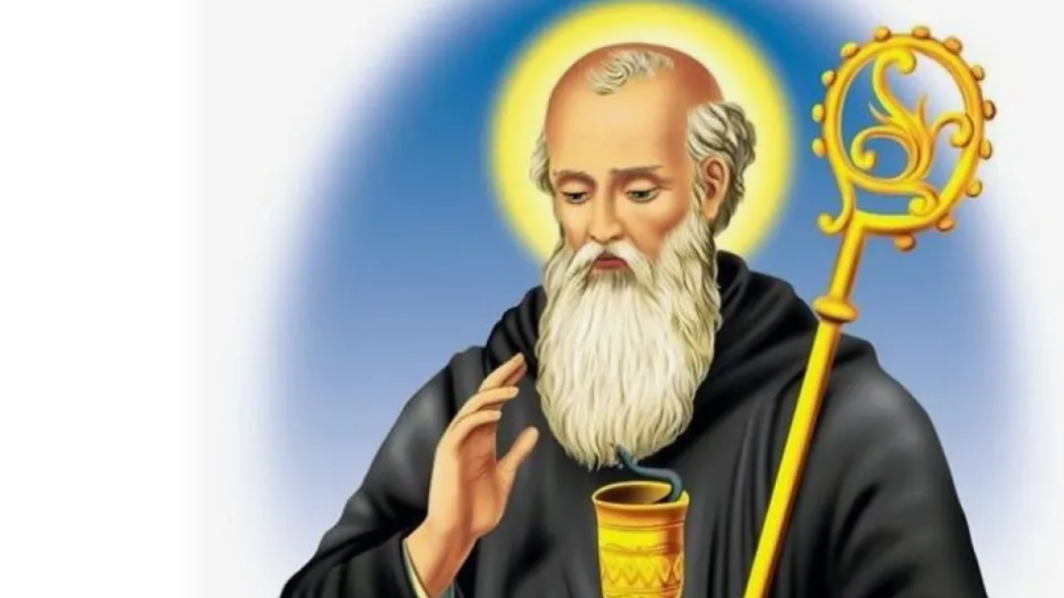 Fieles rezando a San Benito para pedir fortaleza espiritual. Fieles rezando a San Benito para pedir fortaleza espiritual.