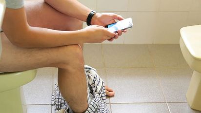 ¿Está bien usar el celular en el baño? Riesgos y lo que debés tener en cuenta