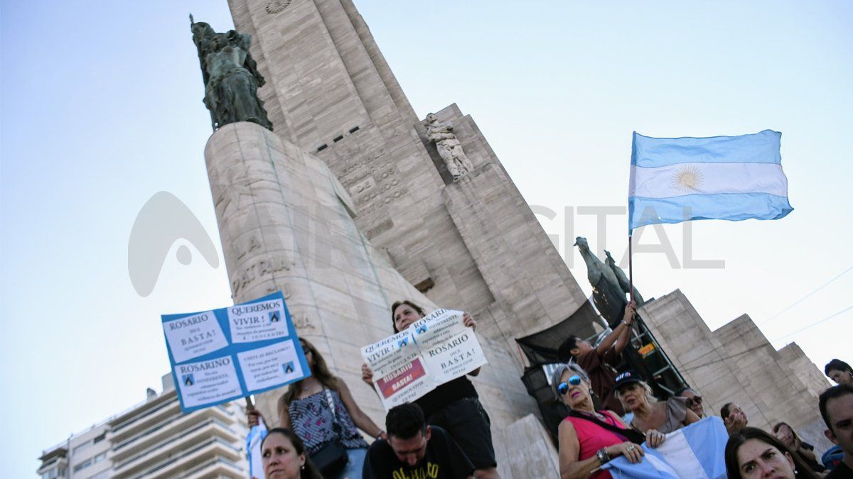 Los rosarinos se manifestaron este domingo en el Monumento a la Bandera contra la violencia desatada en las últimas semanas.