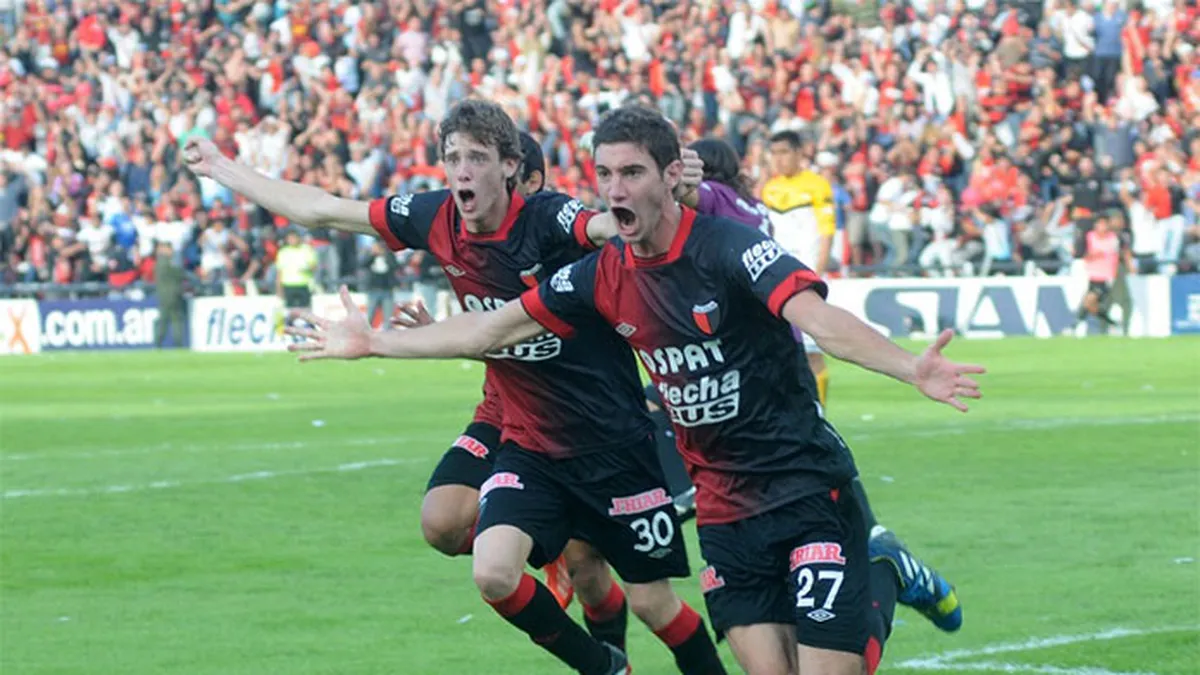 Germán Conti y Lucas Alario con la camiseta de Colón.