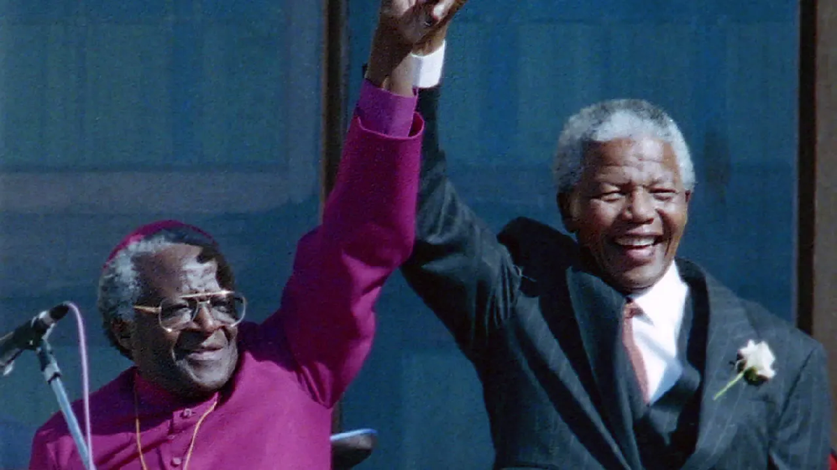 Desmond fue quien levant&oacute; la mano de Nelson Mandela, el l&iacute;der del partido Congreso Nacional Africano (ANC) encarcelado durante mucho tiempo.