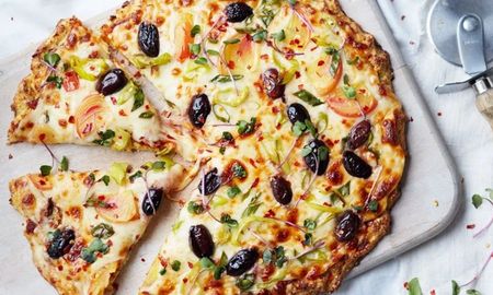 Pizza de coliflor sin harina: crujiente, ligera y lista en sartén Pizza de coliflor sin harina: crujiente, ligera y lista en sartén