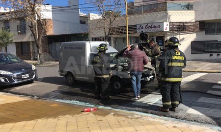 Barrio Candioti: una camioneta utilitaria tomó fuego en pleno mediodía Barrio Candioti: una camioneta utilitaria tomó fuego en pleno mediodía