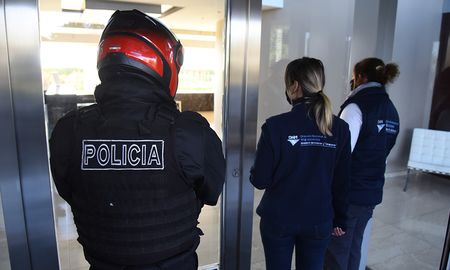 Los equipos realizan el control de permanencia en los domicilios de aquellos viajeros que cuenten con PCR negativo al momento de ingresar y hasta cumplir los 7 días, siempre y cuando cuenten con un resultado de PCR negativo Los equipos realizan el control de permanencia en los domicilios de aquellos viajeros que cuenten con PCR negativo al momento de ingresar y hasta cumplir los 7 días, siempre y cuando cuenten con un resultado de PCR negativo