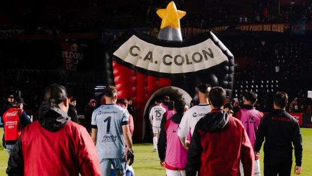 Al término de la fecha 15, Colón marcha 4to en la Primera Nacional pero a solo un punto del líder. Al término de la fecha 15, Colón marcha 4to en la Primera Nacional pero a solo un punto del líder.