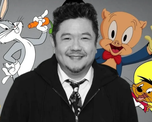 Eric Bauza fue la voz de icónicos personajes de Looney Tunes, como Bugs Bunny y el Pato Lucas, y se destacó por mantener vivo el legado de la animación clásica. Eric Bauza fue la voz de icónicos personajes de Looney Tunes, como Bugs Bunny y el Pato Lucas, y se destacó por mantener vivo el legado de la animación clásica.