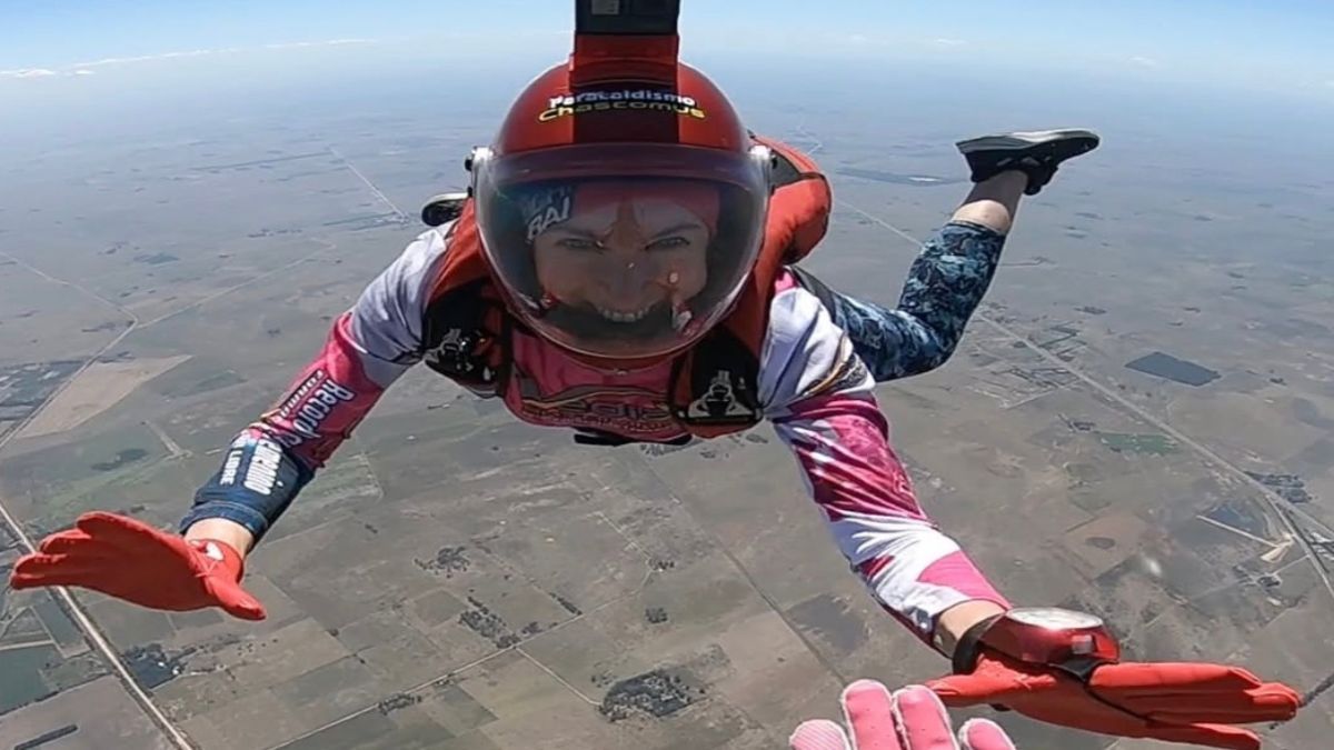 Betina Azugna nunca imaginó que terminaría convirtiéndose en una de las mujeres protagonistas del paracaidismo en Sudamérica.