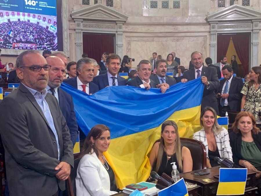 La senadora por Santa Fe, Carolina Losada, junto a otros legisladores de Juntos por el Cambio.