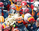 Elif Perincek, ha sido rescatada en la ciudad de Esmirna (Turquía) casi tres días después del terremoto Elif Perincek, ha sido rescatada en la ciudad de Esmirna (Turquía) casi tres días después del terremoto