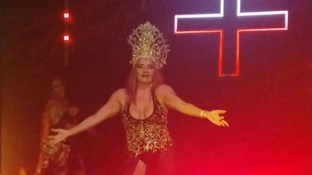 Nancy Pazos debutó como vedette en una fiesta LGBT y fue furor en redes.