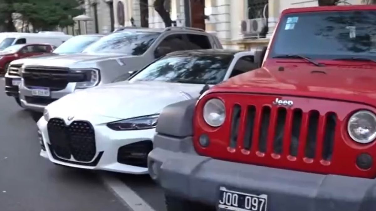 La flota de vehículos de Jorge Castillo incluye marcas como BMW, RAM y Volkswagen, con precios que van de 55 mil a 250 mil dólares. La flota de vehículos de Jorge Castillo incluye marcas como BMW, RAM y Volkswagen, con precios que van de 55 mil a 250 mil dólares.