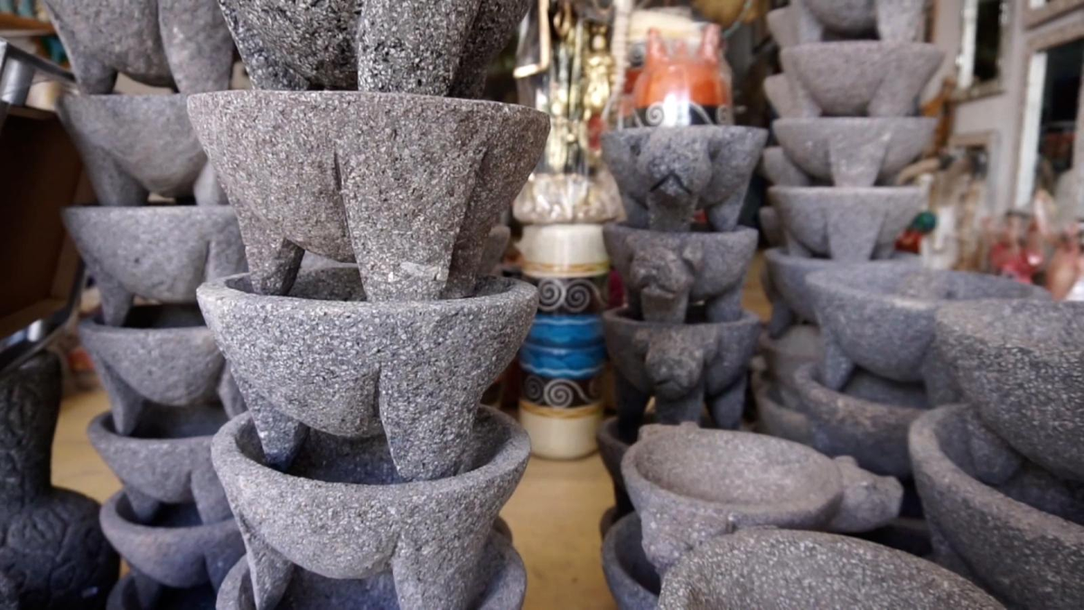 En MasterChef, Damián Betular explicó que el guacamole se hace con molcajete.