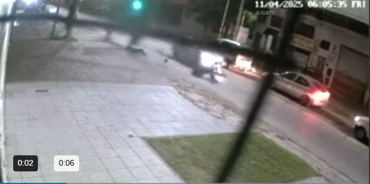 El joven la pasó a buscar en moto para llevarla al trabajo. El joven la pasó a buscar en moto para llevarla al trabajo.