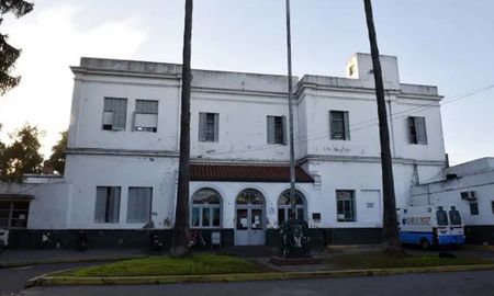 El joven fue trasladado al hospital Roque Saenz Peña, donde murió minutos después. El joven fue trasladado al hospital Roque Saenz Peña, donde murió minutos después.
