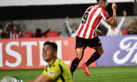 Estudiantes de La Plata derrotó 2-0 a Audax Italiano de Chile y avanzó a la Fase 3 de la Copa Conmebol Libertadores en busca de clasificar a la fase de grupos. Estudiantes de La Plata derrotó 2-0 a Audax Italiano de Chile y avanzó a la Fase 3 de la Copa Conmebol Libertadores en busca de clasificar a la fase de grupos.